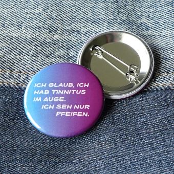 Ansteckbutton Ich glaub ich hab Tinnitus im Auge. auf Jeans mit Rückseite